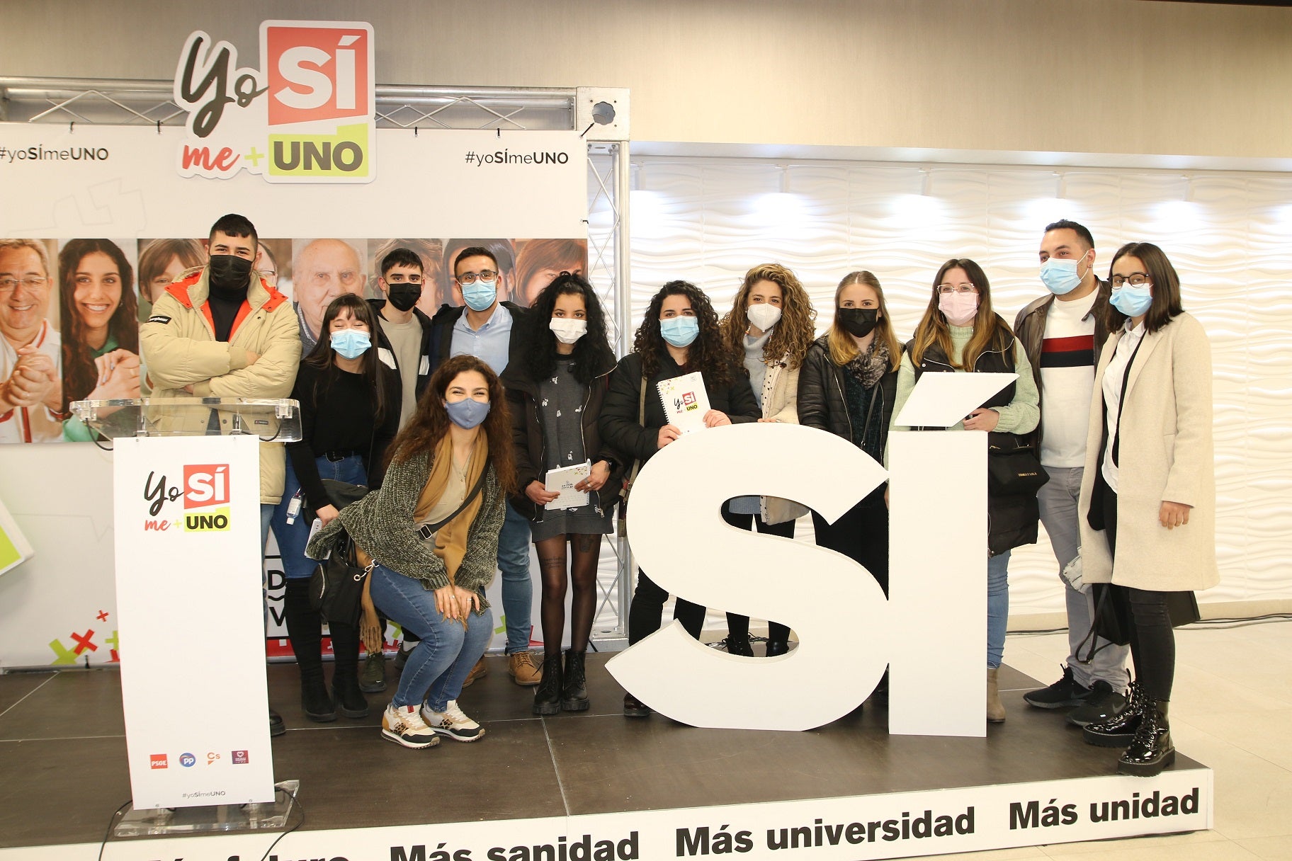 Los jóvenes asisten a una charla informativa sobre el proyecto de unión. 