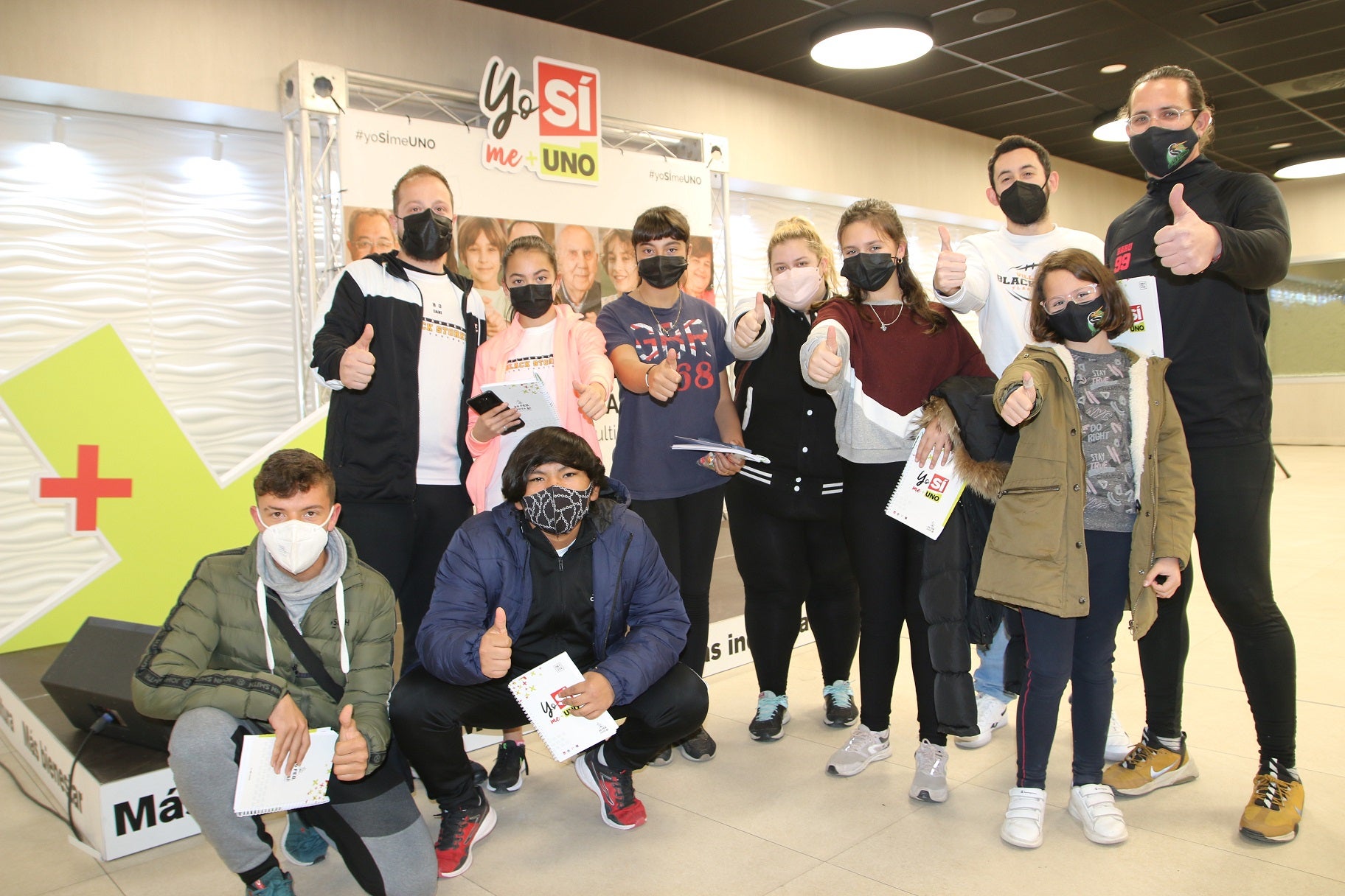 Los jóvenes asisten a una charla informativa sobre el proyecto de unión. 