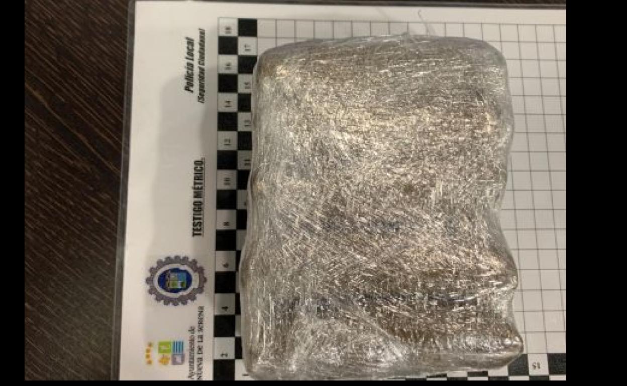 Detenido un hombre tras arrojar medio kilo de hachís de un vehículo