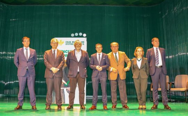Alcaldes, miembros de Caja Rural de Extremadura y algunos ponentes. 