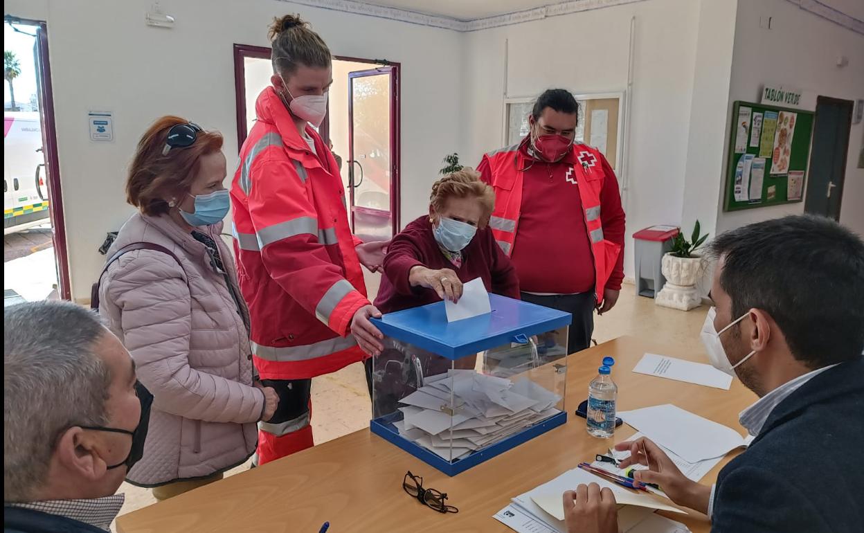 Cruz Roja trasladó a varios vecinos para votar a los colegios electorales