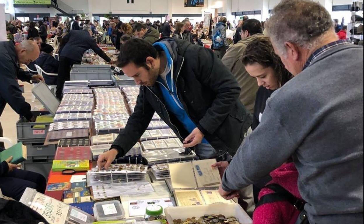 Ambiente en la Feria del Coleccionismo en Villanueva de la Serena. 