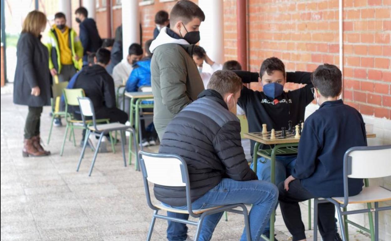 Los alumnos juegan al ajedrez durante el recreo.