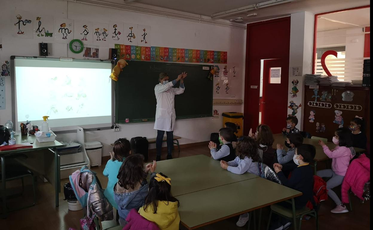 Los escolares de Villanueva de la Serena practican la correcta higiene de manos