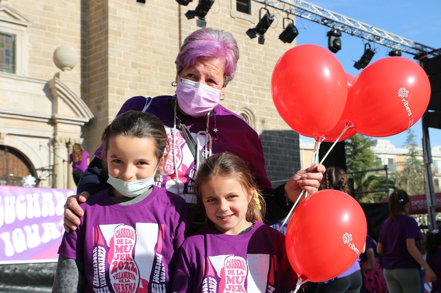 Cientos de mujeres participaron en la Carrera de la Mujer de Villanueva.