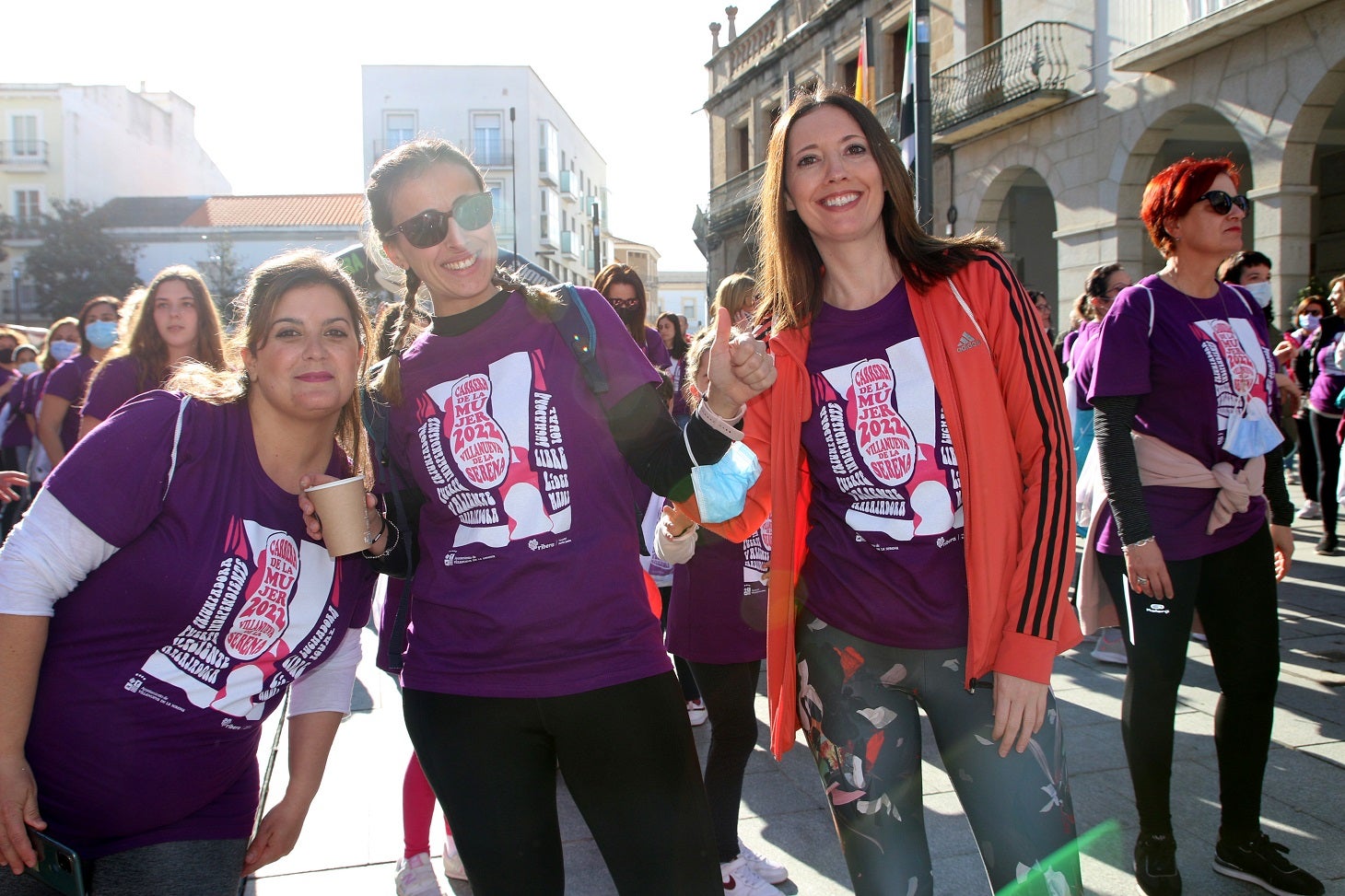 Cientos de mujeres participaron en la Carrera de la Mujer de Villanueva.