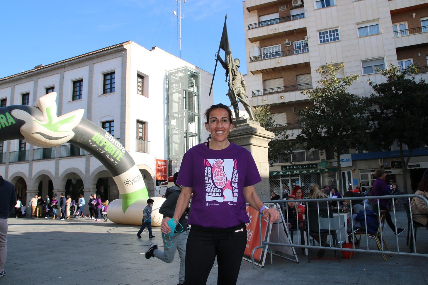 Cientos de mujeres participaron en la Carrera de la Mujer de Villanueva.