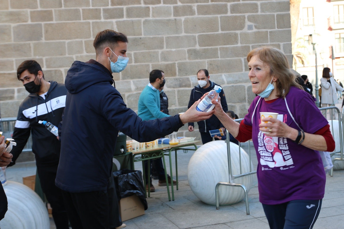 Cientos de mujeres participaron en la Carrera de la Mujer de Villanueva.