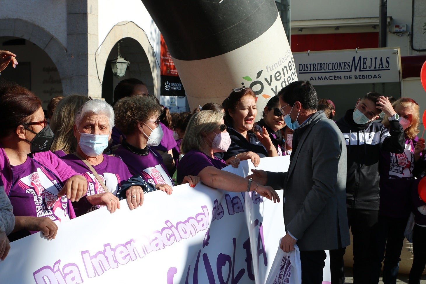 Cientos de mujeres participaron en la Carrera de la Mujer de Villanueva.