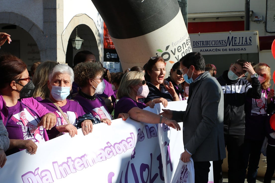 Cientos de mujeres participaron en la Carrera de la Mujer de Villanueva.