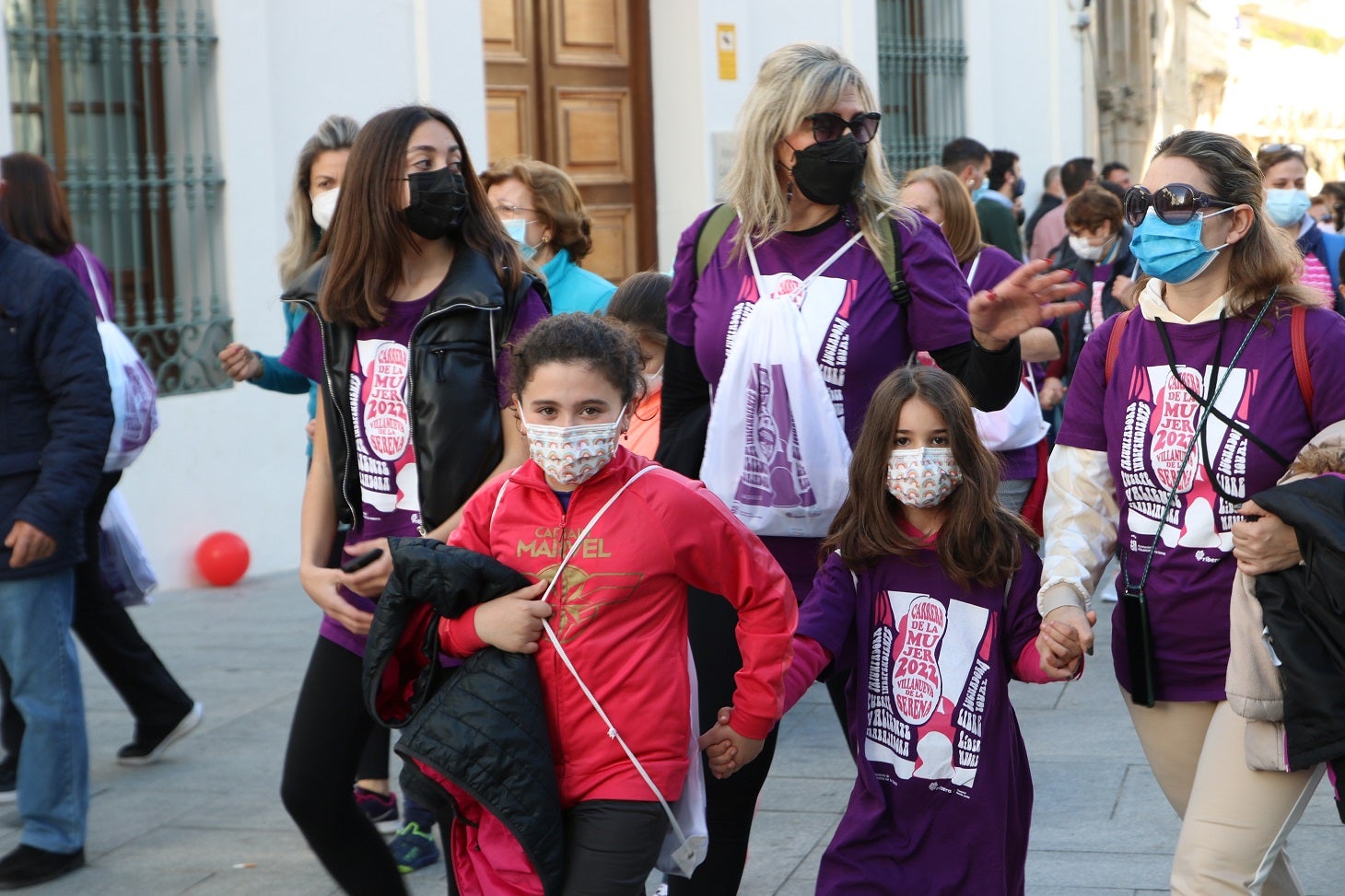 Cientos de mujeres participaron en la Carrera de la Mujer de Villanueva.