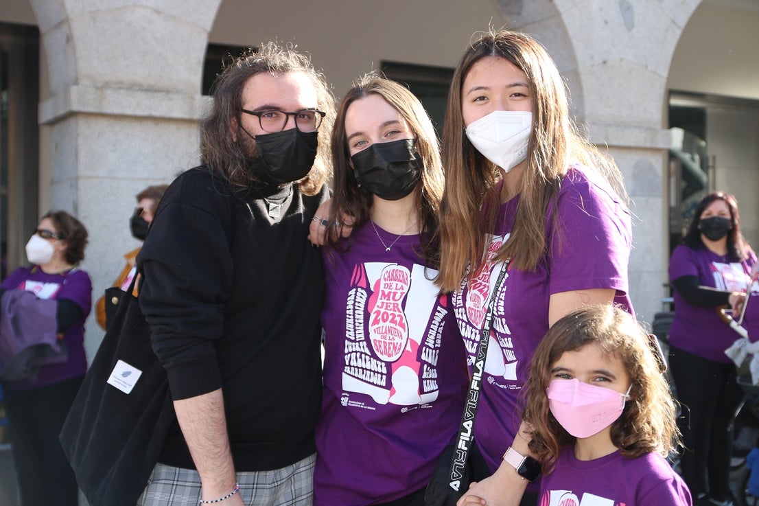 Cientos de mujeres participaron en la Carrera de la Mujer de Villanueva.