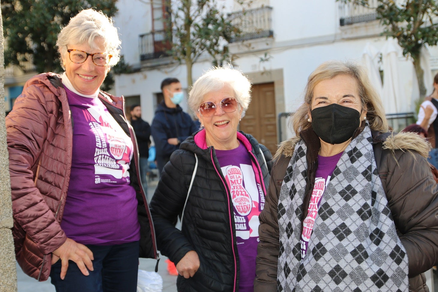 Cientos de mujeres participaron en la Carrera de la Mujer de Villanueva.