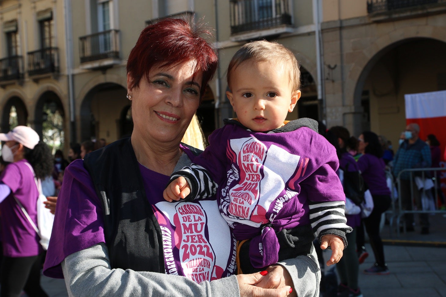 Cientos de mujeres participaron en la Carrera de la Mujer de Villanueva.