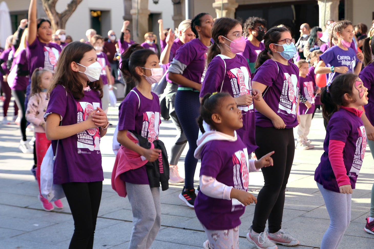 Cientos de mujeres participaron en la Carrera de la Mujer de Villanueva.