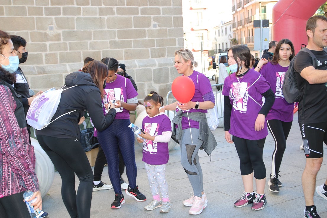 Cientos de mujeres participaron en la Carrera de la Mujer de Villanueva.