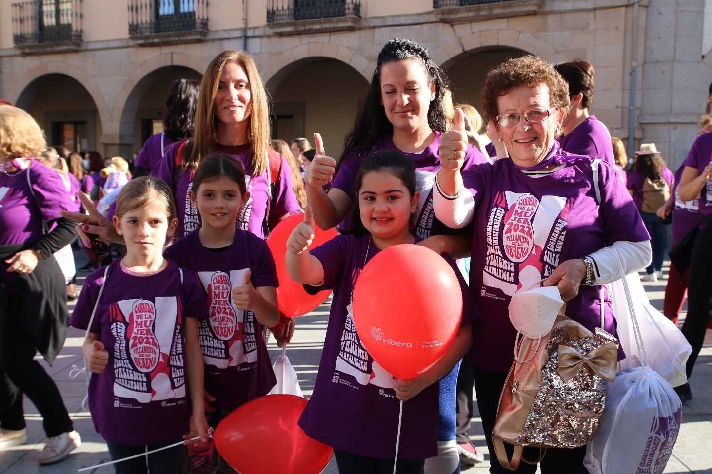 Cientos de mujeres participaron en la Carrera de la Mujer de Villanueva.