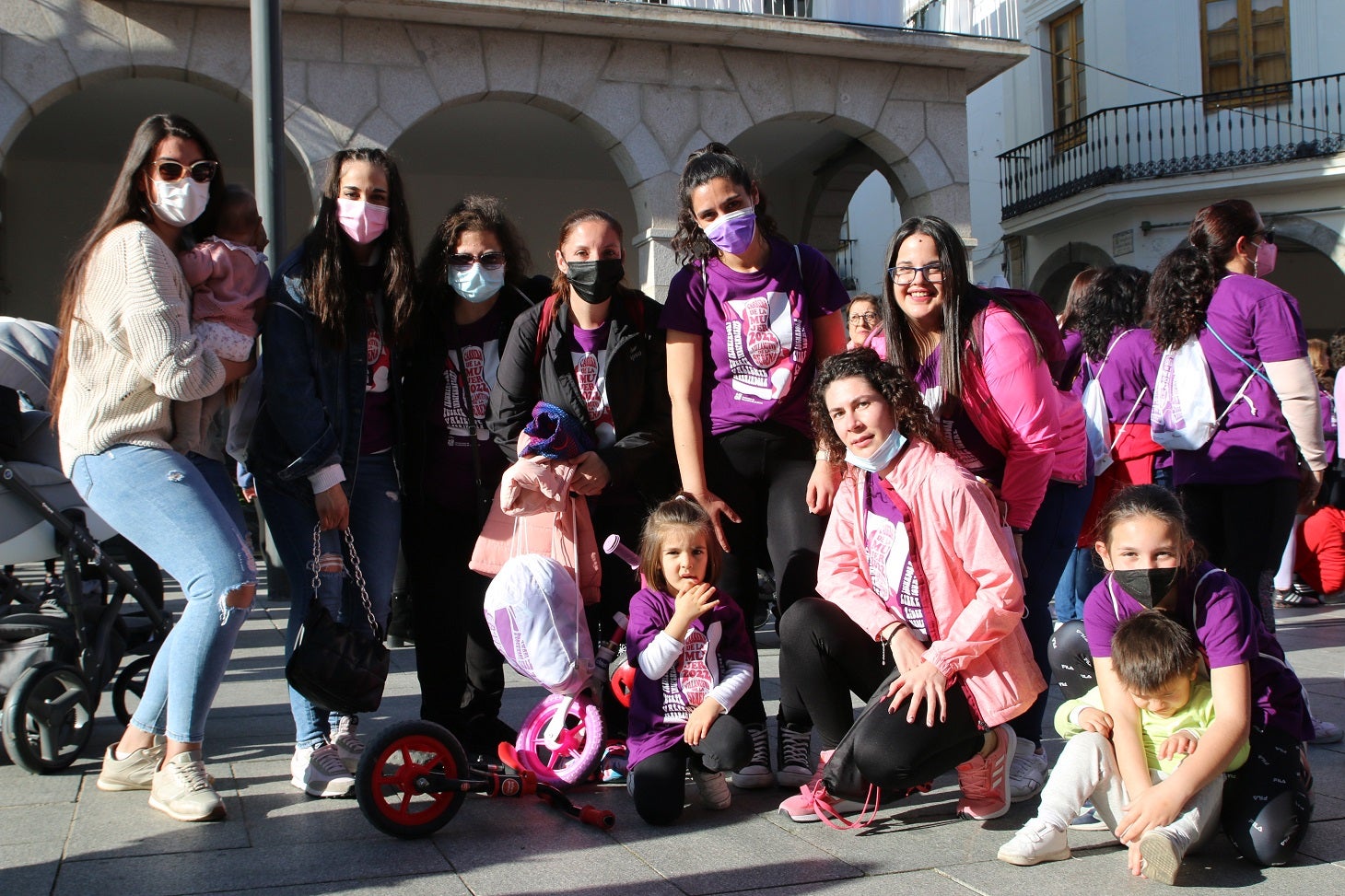 Cientos de mujeres participaron en la Carrera de la Mujer de Villanueva.