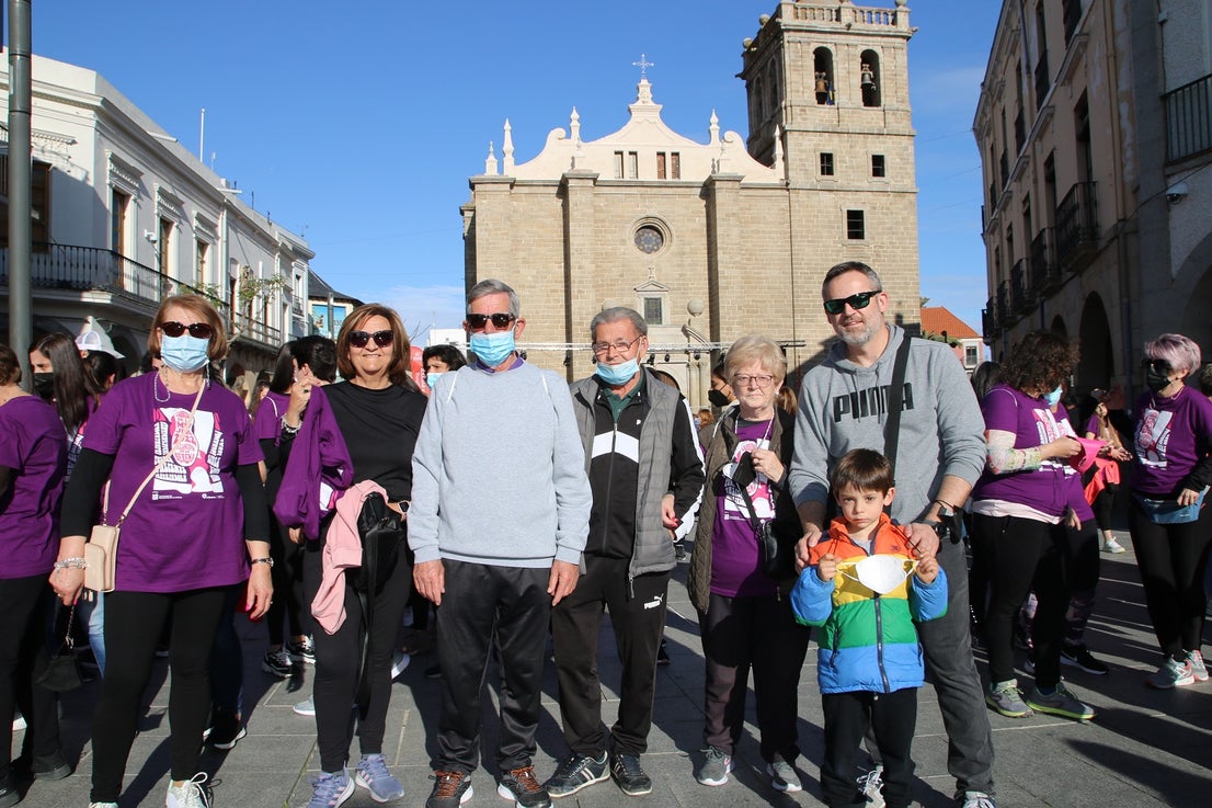 Cientos de mujeres participaron en la Carrera de la Mujer de Villanueva.