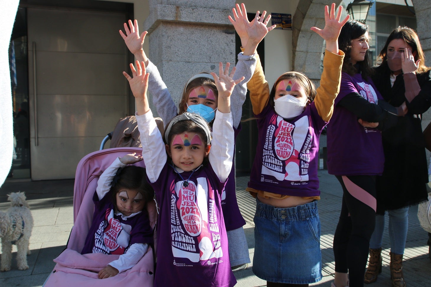 Cientos de mujeres participaron en la Carrera de la Mujer de Villanueva.