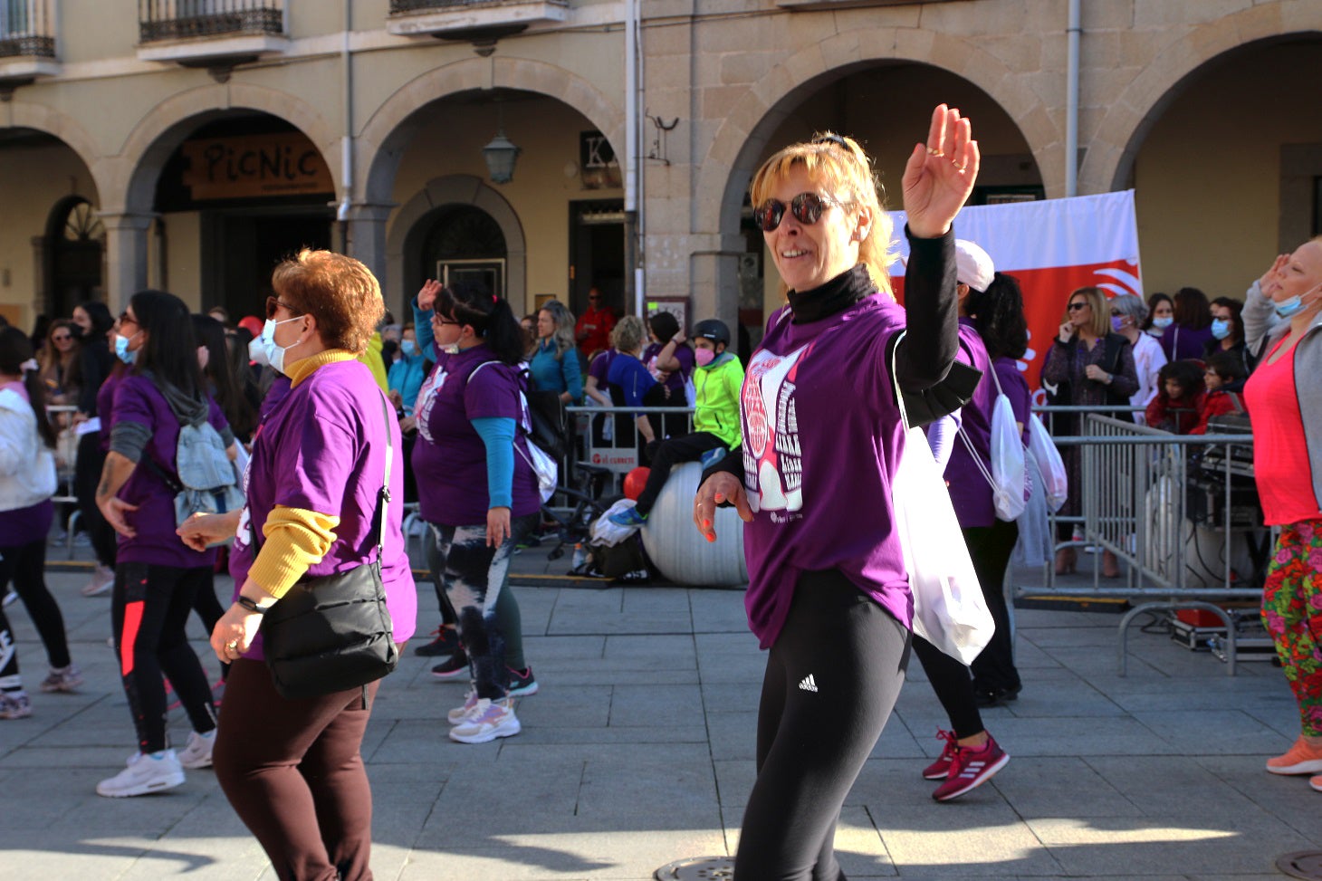 Cientos de mujeres participaron en la Carrera de la Mujer de Villanueva.