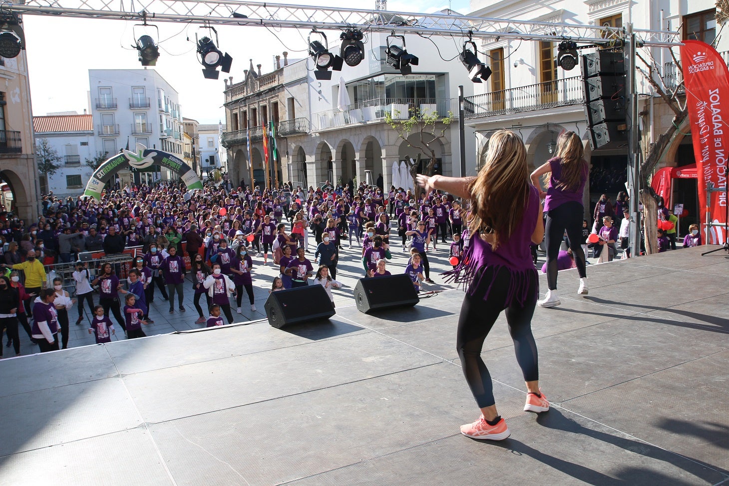 Cientos de mujeres participaron en la Carrera de la Mujer de Villanueva.