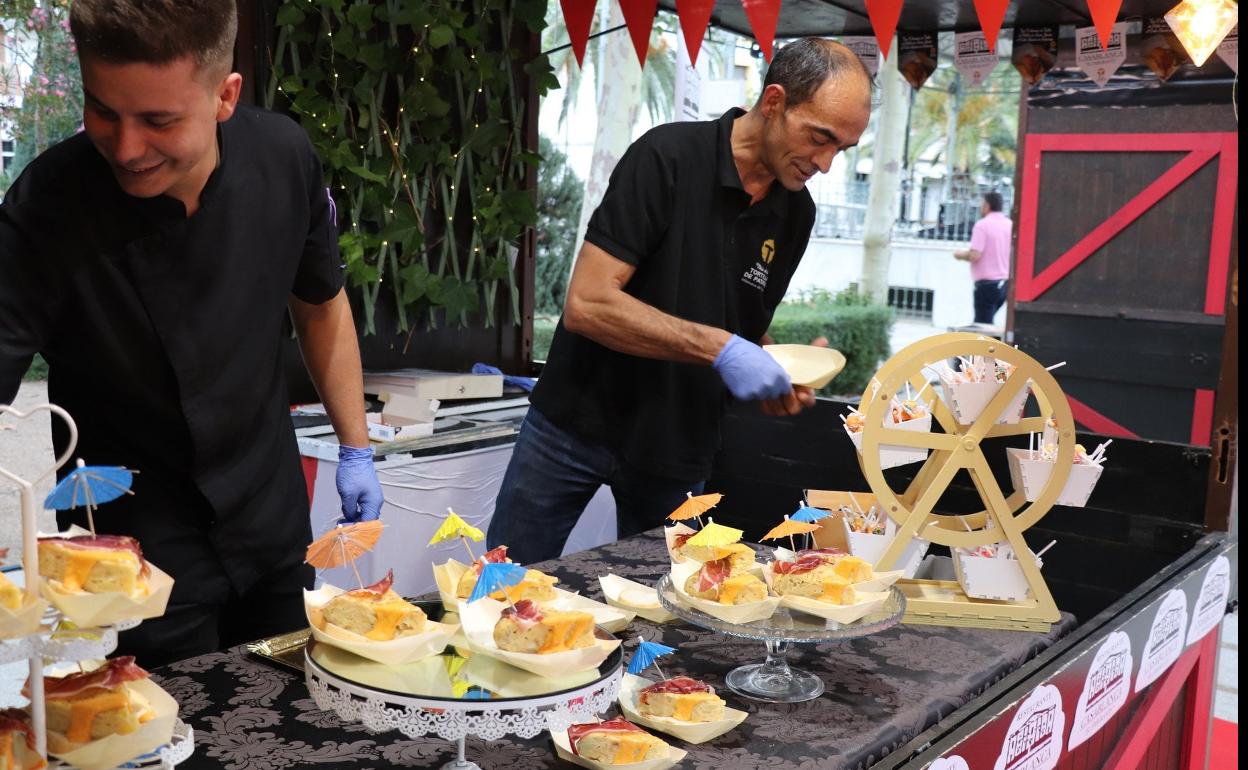 Elaboración de tapas de tortilla de patatas en el Parque de la Constitución. 
