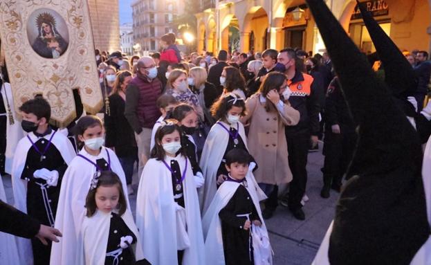 Nazarenos y cofrades de todas las edades acompañaron el paso de la Virgen. 