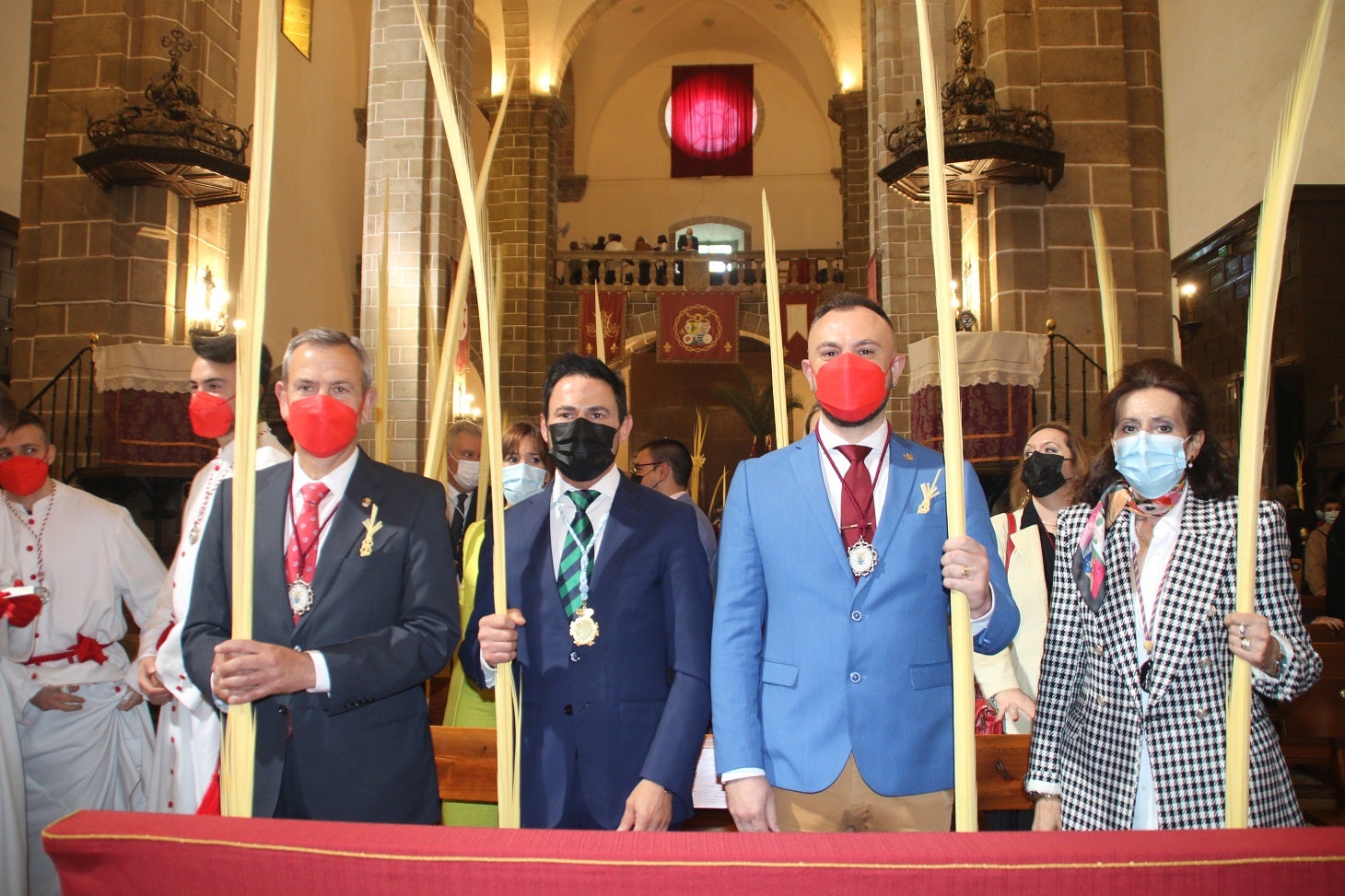 Autoridades municipales y directiva de la Junta de Cofradías de Villanueva de la Serena. 