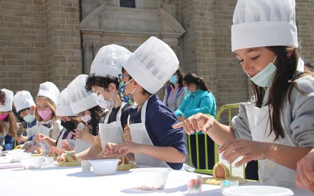 La plaza de España acogió el taller de hornazos para niños