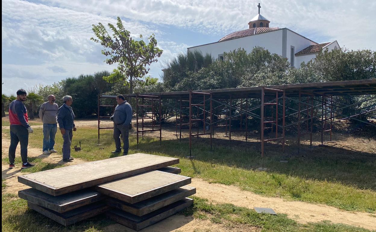 Montaje del escenario en el entorno de la ermita de la Aurora. 