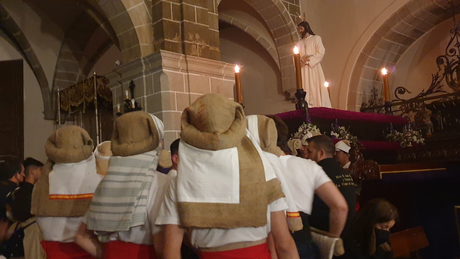 Imagen secundaria 2 - Momentos durante la procesión del Martes Santo en Villanueva de la Serena.