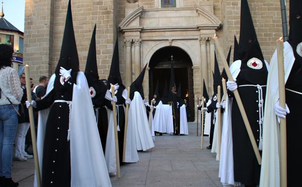 Nazarenos de la Cofradía de la Virgen de los Dolores. 
