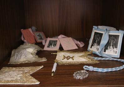 Imagen secundaria 1 - Arriba, la corona que luce la Virgen; a la derecha Lupe muestra mantillas; a la izquierda complementos. 