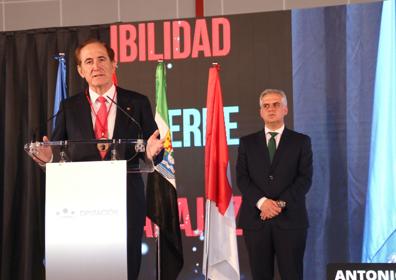 Imagen secundaria 1 - Antonio Huertas recibió la Medalla junto a Gaudalupe Sabio e Inma Chacón. 
