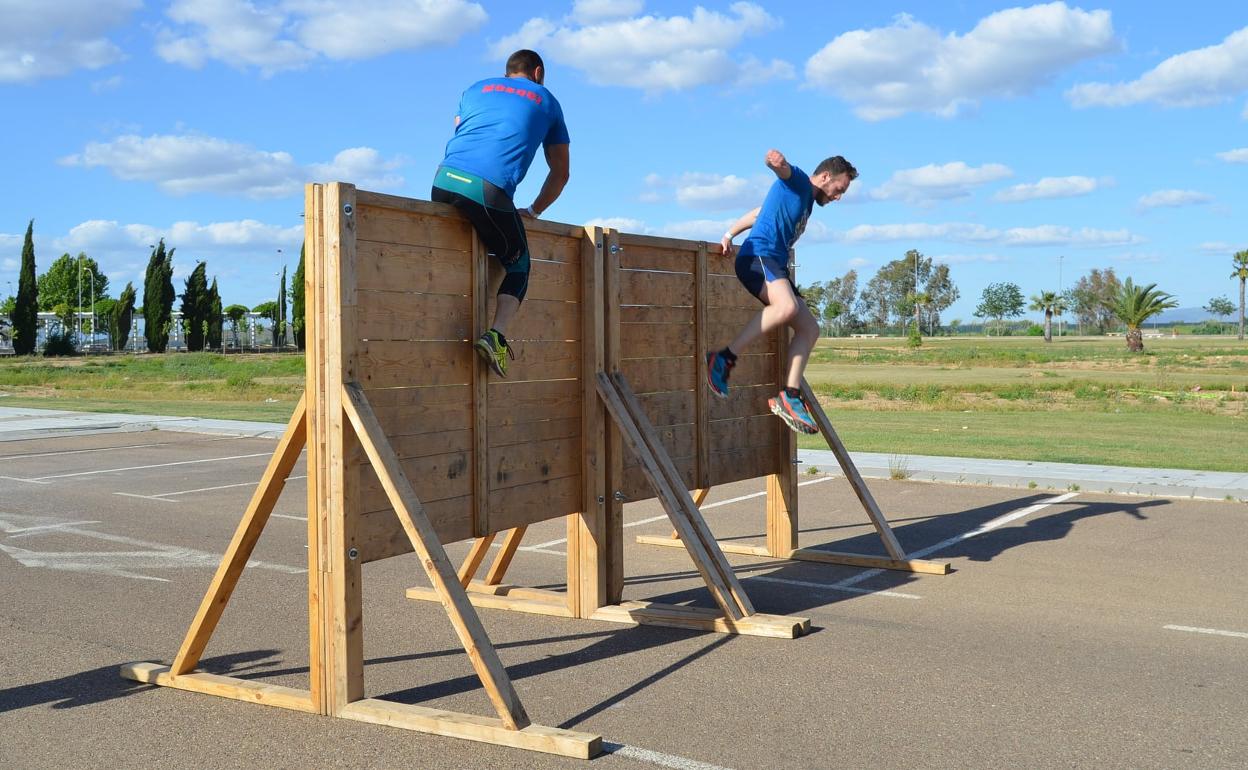 Participantes en a carrera de obstáculos en Villanueva de la Serena. 