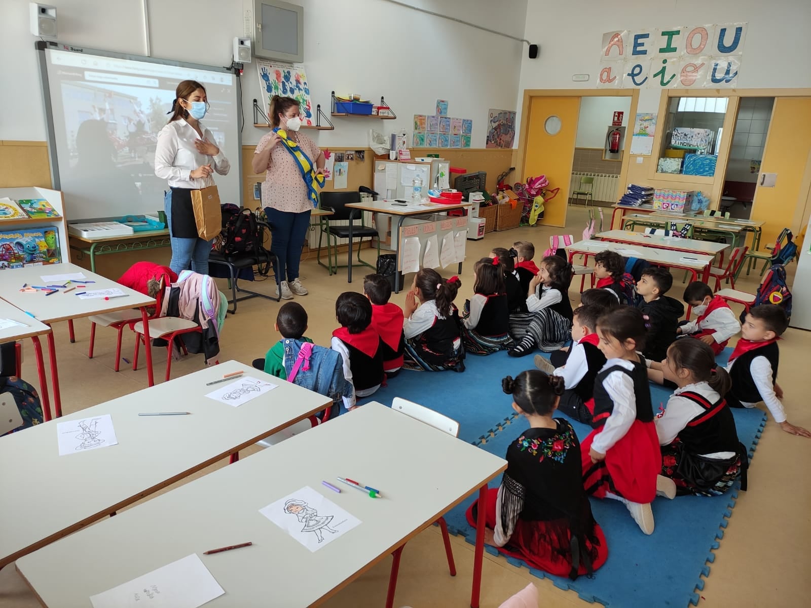 Alumnos del CEIP Conquistadores aprenden cómo son las bandas de las Mayas en su Semana Cultural. 