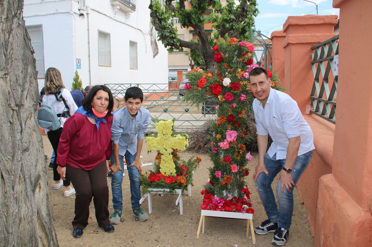 El barrio Cruz del Río acogió el Festival de Cruces y Mayas con éxito de participación. 