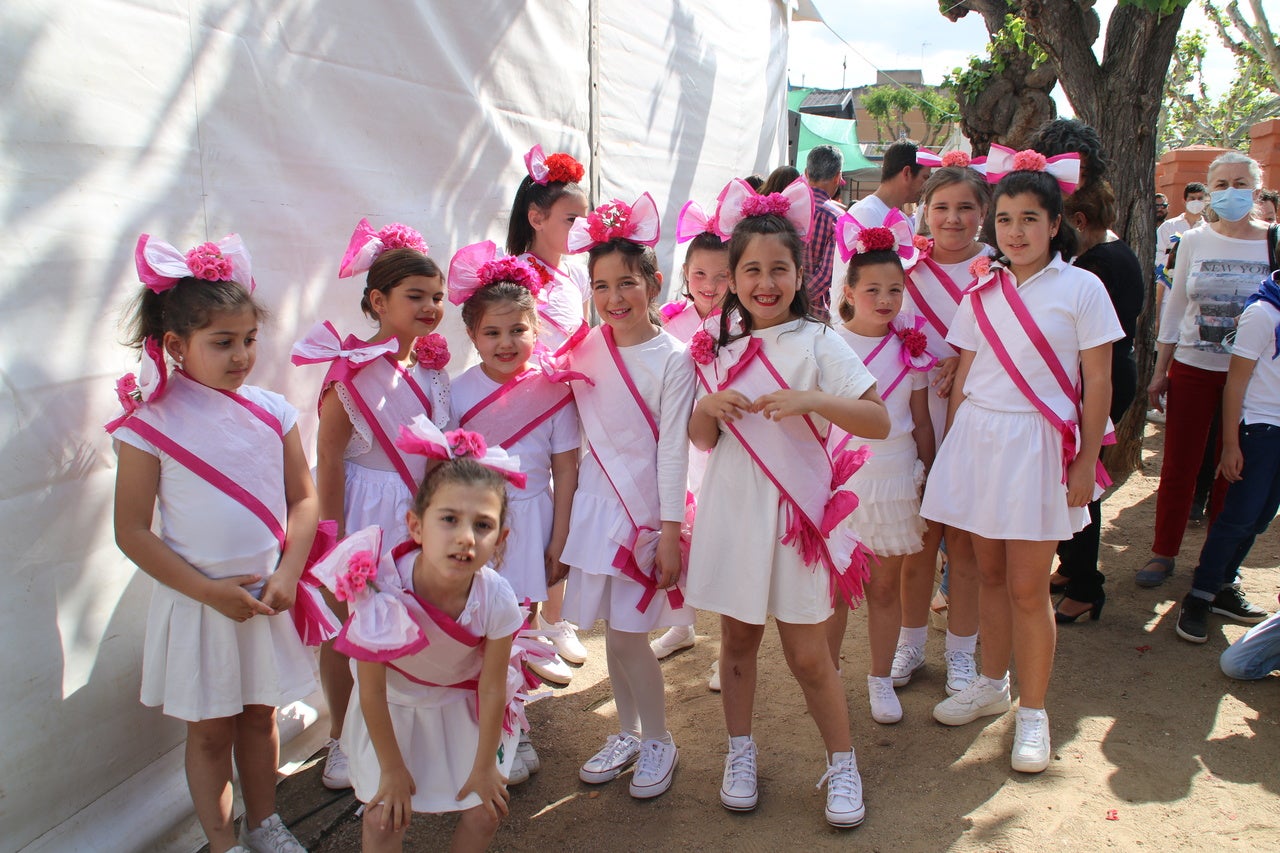 El barrio Cruz del Río acogió el Festival de Cruces y Mayas con éxito de participación. 