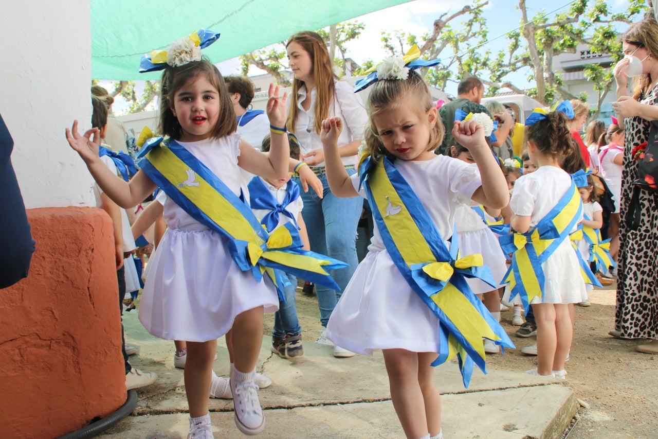 El Barrio Cruz del Río acogió el Festival de Mayas y Cruces con éxito de participación. 