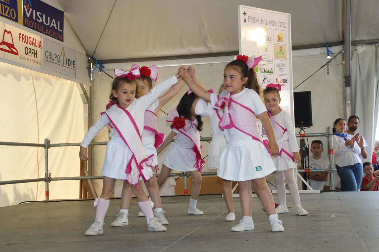 El Barrio Cruz del Río acogió el Festival de Mayas y Cruces con éxito de participación. 