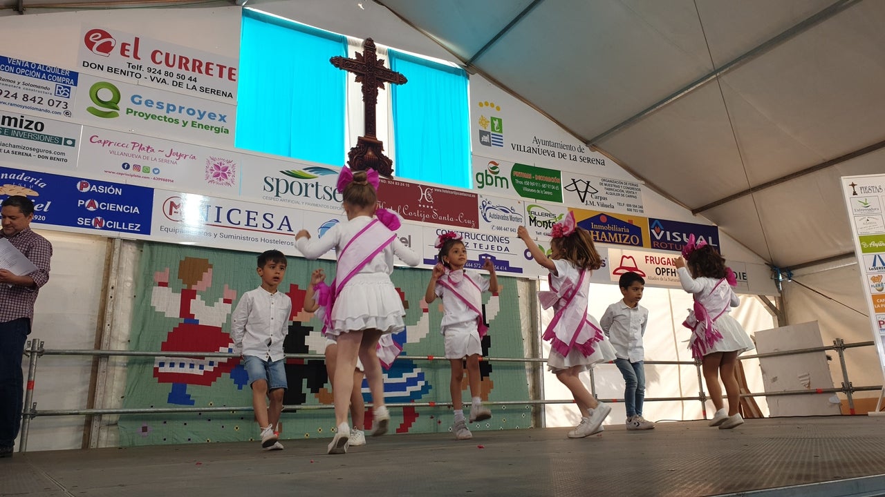 El Barrio Cruz del Río acogió el Festival de Mayas y Cruces con éxito de participación. 