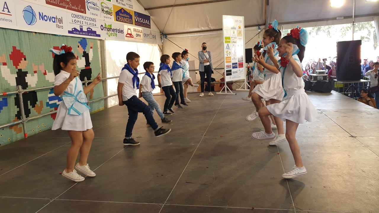 El Barrio Cruz del Río acogió el Festival de Mayas y Cruces con éxito de participación. 