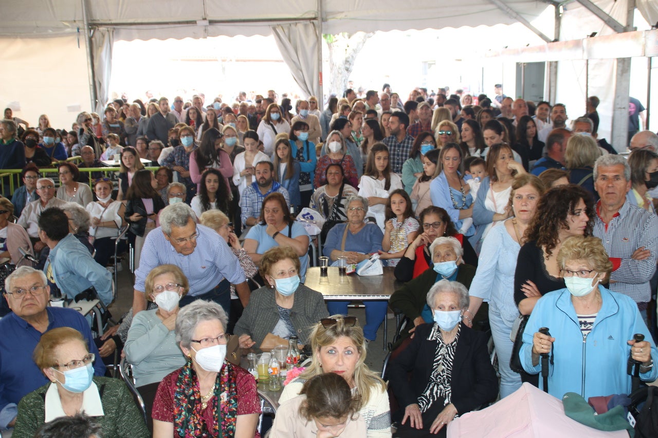 El Barrio Cruz del Río acogió el Festival de Mayas y Cruces con éxito de participación. 