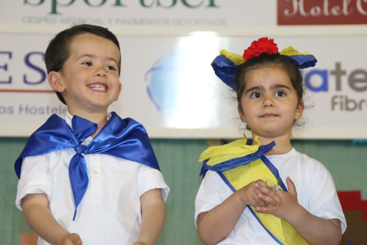 El Barrio Cruz del Río acogió el Festival de Mayas y Cruces con éxito de participación. 