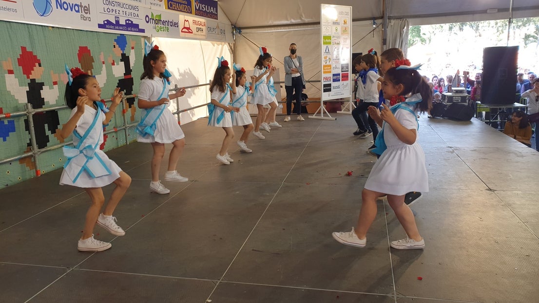 El Barrio Cruz del Río acogió el Festival de Mayas y Cruces con éxito de participación. 