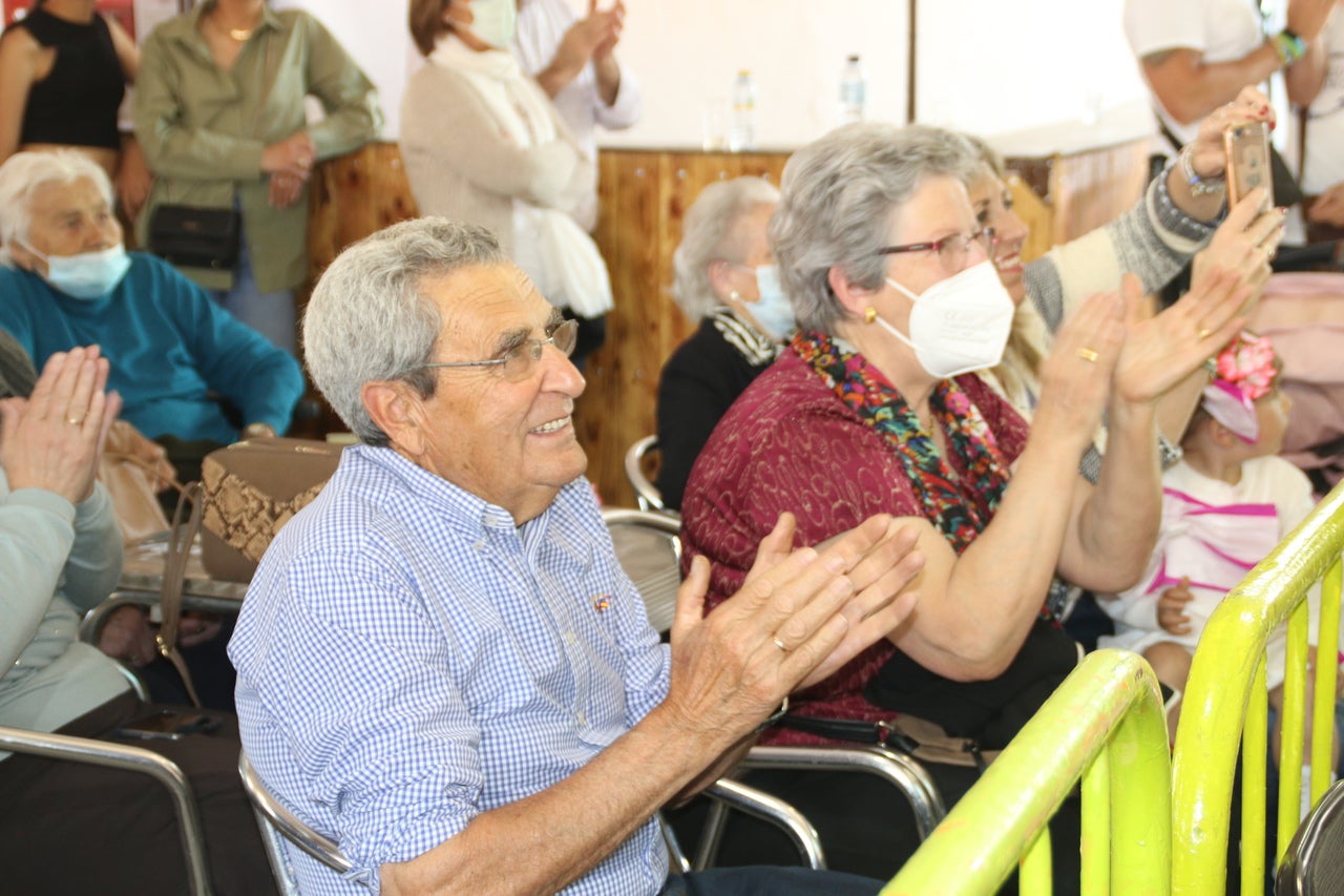 El Barrio Cruz del Río acogió el Festival de Mayas y Cruces con éxito de participación. 