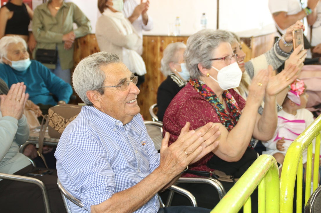 El Barrio Cruz del Río acogió el Festival de Mayas y Cruces con éxito de participación. 