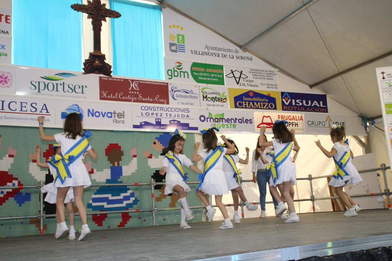 El Barrio Cruz del Río acogió el Festival de Mayas y Cruces con éxito de participación. 