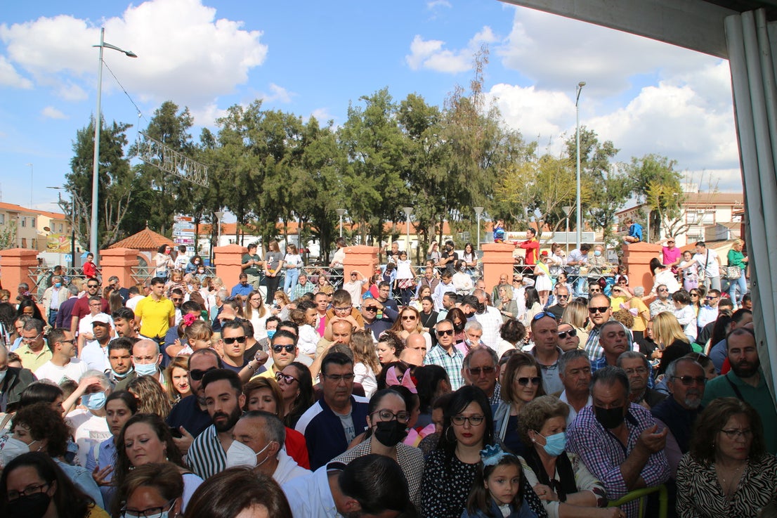 El Barrio Cruz del Río acogió el Festival de Mayas y Cruces con éxito de participación. 